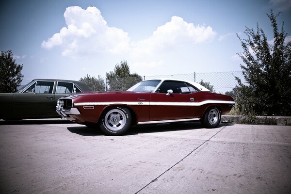 Coche rojo con raya blanca