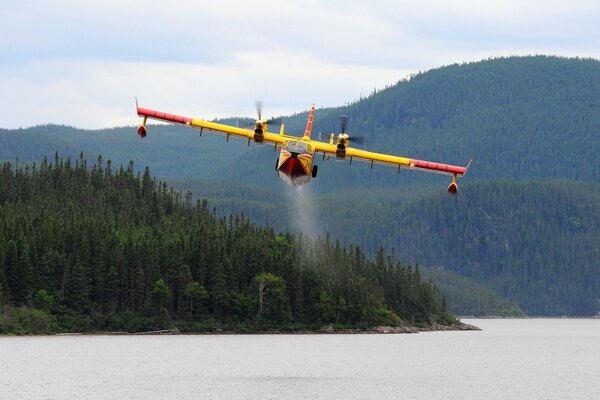 Abheben eines Flugzeugs in einem bergigen Gebiet vom Wasser