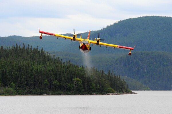 Decollo di un aereo in una zona montuosa dall acqua