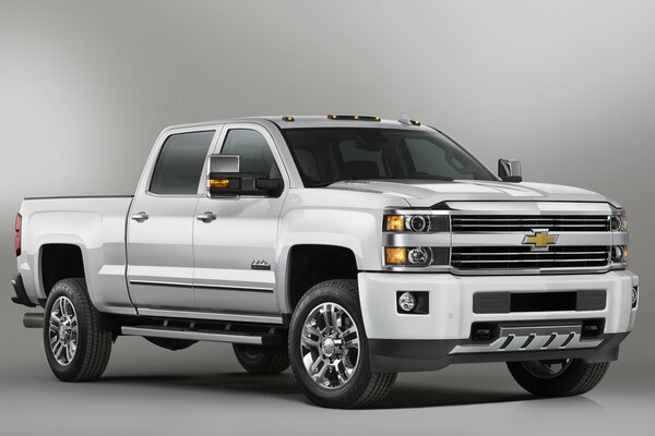 Grauer Chevrolet silverado auf grauem Hintergrund