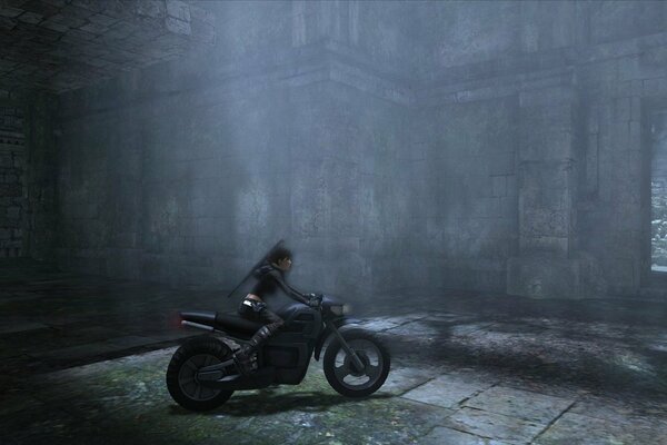 Mädchen auf einem schwarzen Motorrad im Nebel