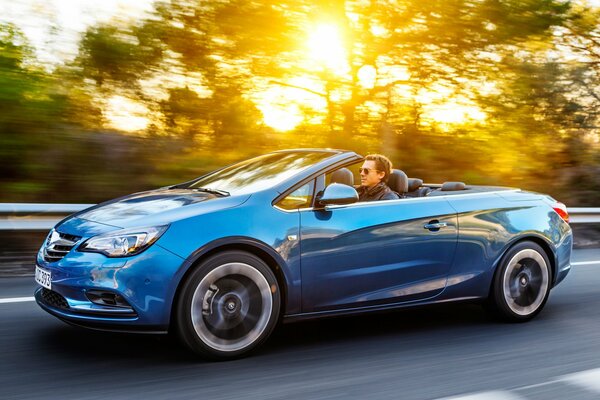 Une voiture opel cascada roule sur la route