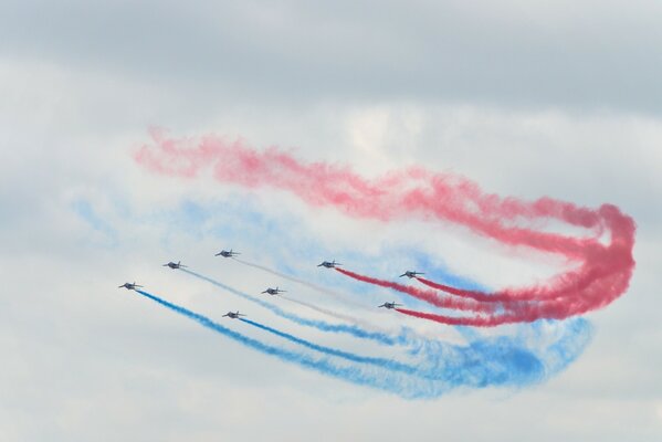 The plane releases red-blue smoke