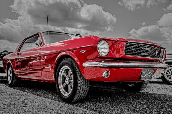 Este coche rojo alegrará la vida cotidiana gris