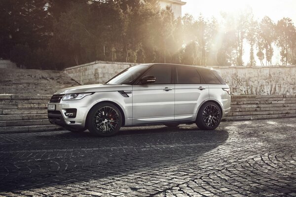 Silver range Rover en Stone Road