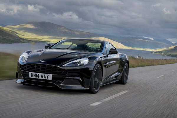 Aston Martin in dunkler Farbe unterwegs