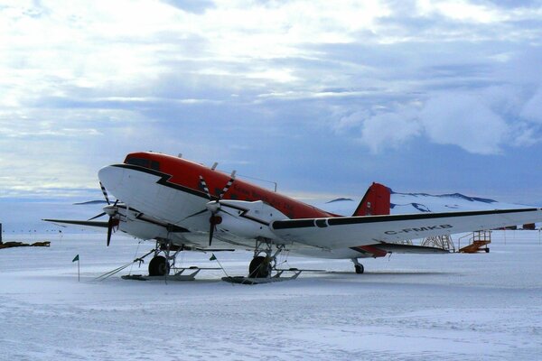Douglas dc-3 na zimowym, zaśnieżonym lotnisku