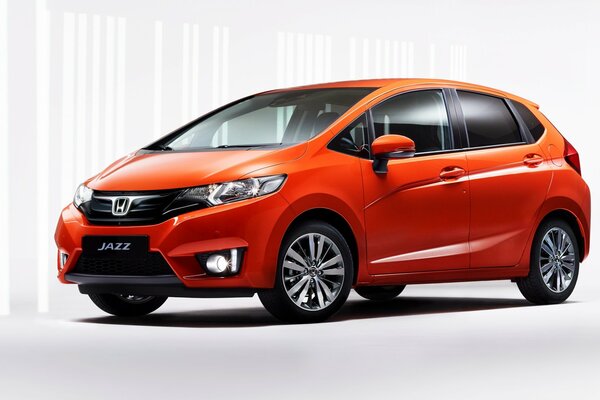 Rouge honda jazz 2015 sur fond clair