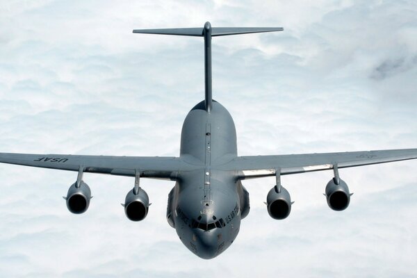 Bombardiere militare vola tra le nuvole