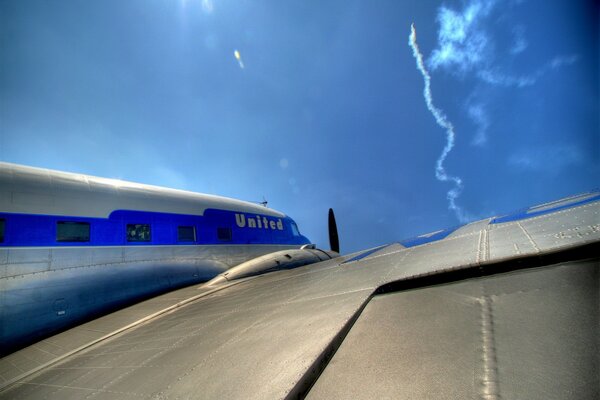 Ein amerikanisches Flugzeug am Himmel. Blick vom Flügel