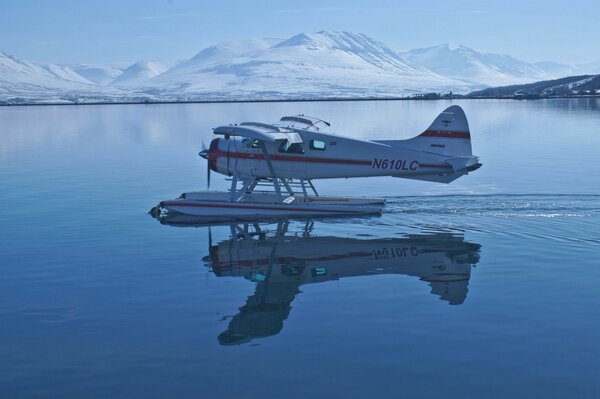 Ein faszinierendes Foto eines Wasserflugzeugs inmitten der Berge in Schweden