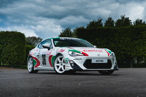 Voiture de course Toyota avec publicité Castrol