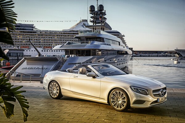 Mercedes Benz S500 2015 à côté du yacht