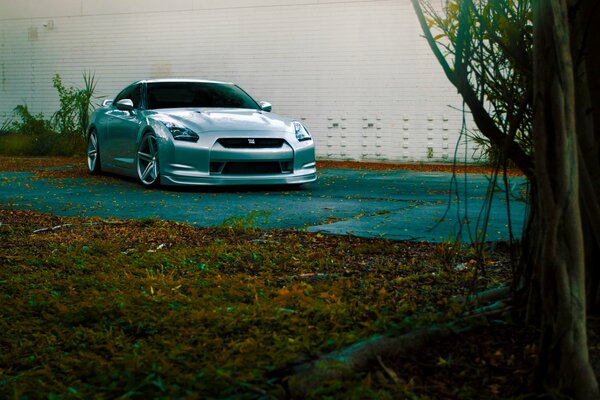 Voiture argentée Nissan avec des roues fraîches