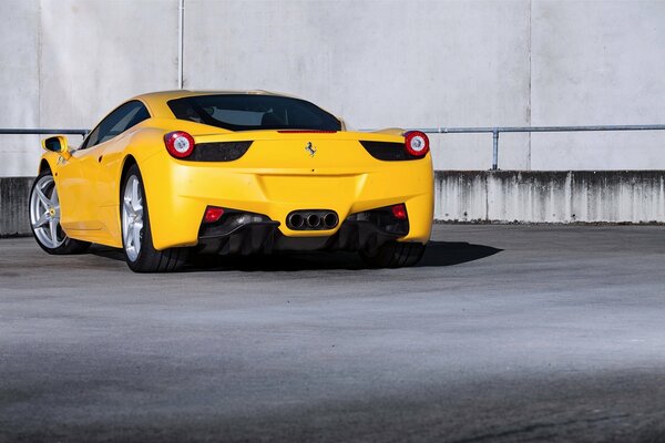 Jaune Ferrari 458 Italie vue arrière