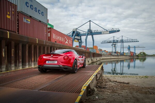 Обои на рабочий стол автомобиль Alfa romeo 4c на причале