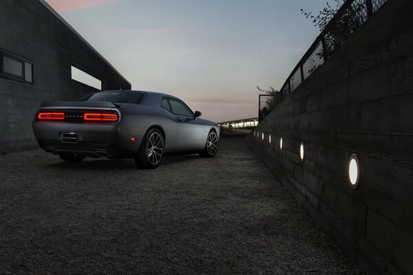 Dodge Challenger 2015 in grigio con fari rosso vivo