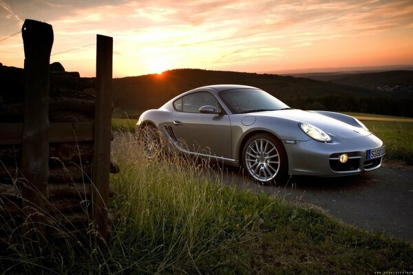 Porsche Cayman gris al atardecer