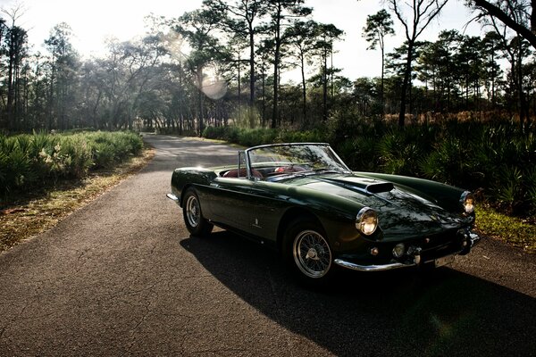 Ferrari convertibile su una strada di campagna