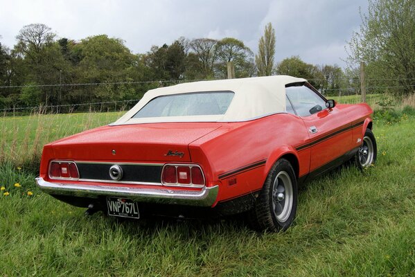 Legendärer roter Ford Mustang von 1973