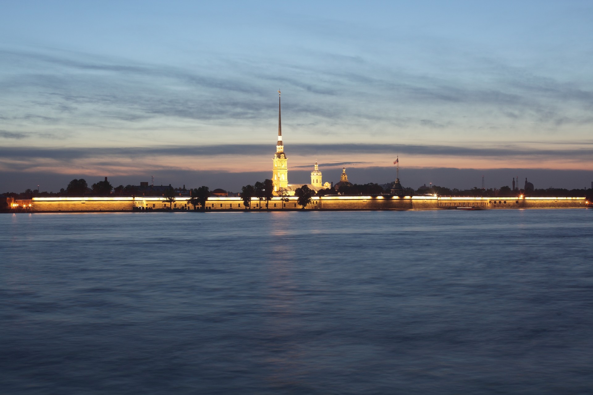 russie saint-pétersbourg vue de la promenade du palais rivière ville nuit forteresse pierre et paul nord neva peter capitale