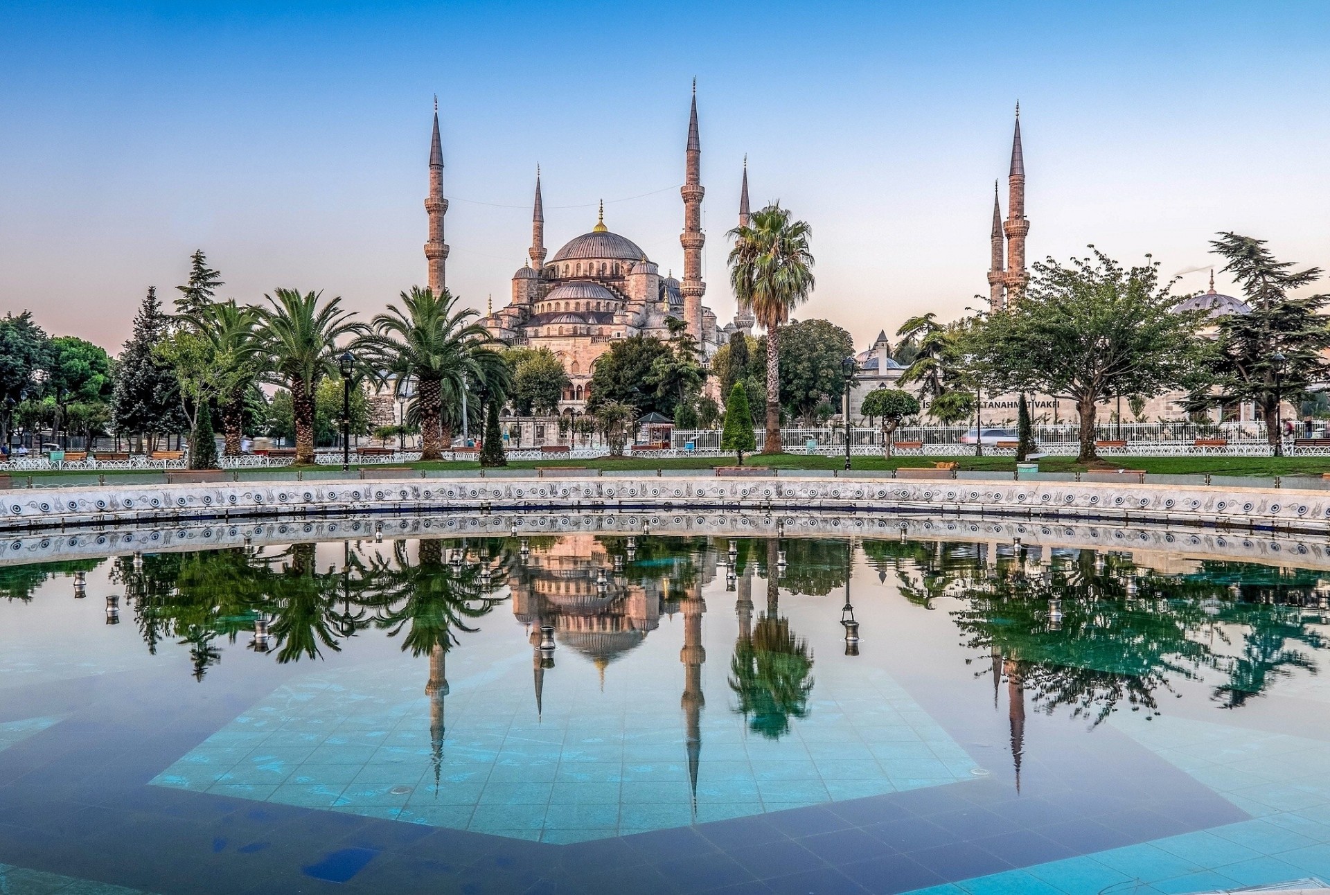 blaue moschee palmen istanbul bäume reflexion türkei sultan-ahmet-moschee schwimmbad