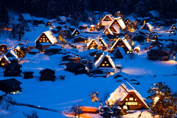 Villaggio favoloso nella foresta invernale