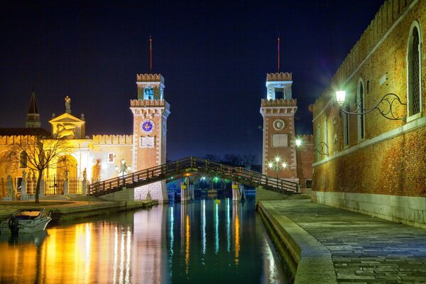 Venezia Notturna. riflessione delle luci nel fiume