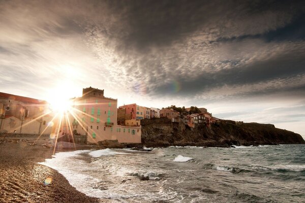 Splendido paesaggio. onde che lavano le sabbie dorate