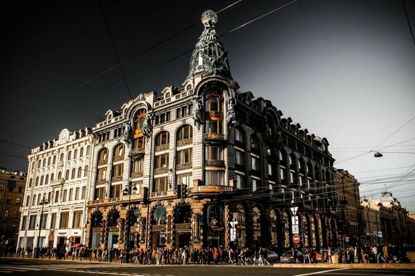 Avenida Nevsky por la noche en San Petersburgo