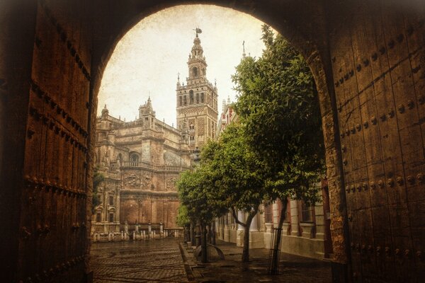 Al pasar por el arco verás un edificio maravilloso