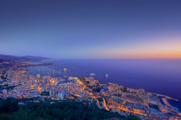 Città sulla costa alle luci del tramonto