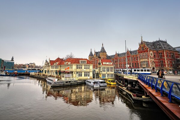 Amsterdam ist eine schöne Stadt auf dem Wasser