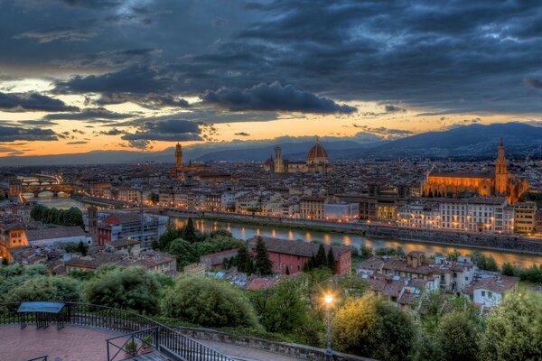 Niezapomniany Zachód słońca we Florencji