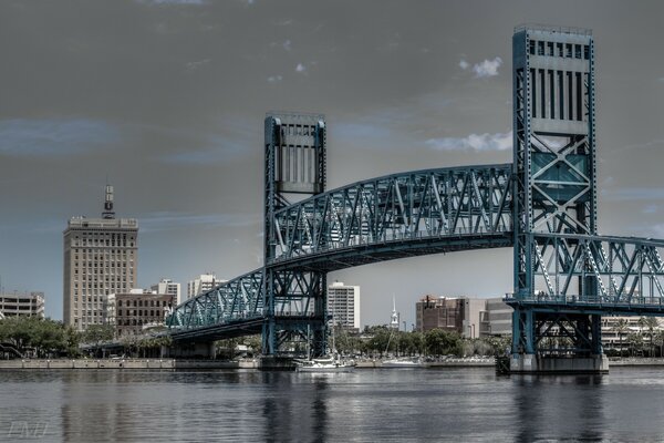 Un puente inusual en Florida sobre un río