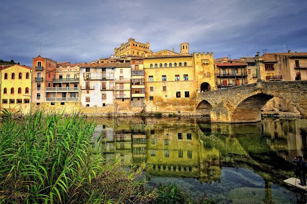 Bellissimo ponte di pietra in Spagna