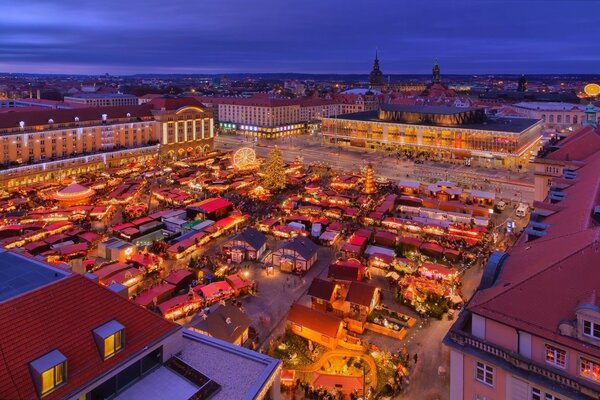 Nocne miasto z pięknymi budynkami