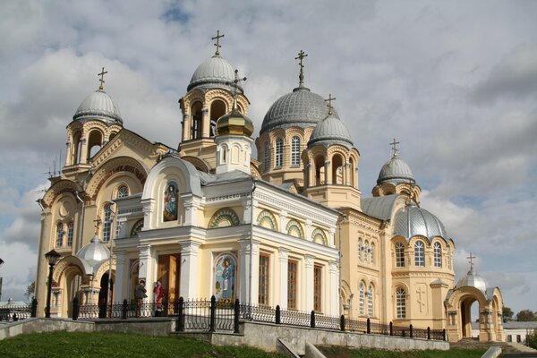 Вид не церковь в светлый день