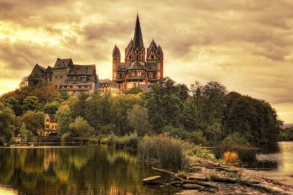 Castillo en medio de un parque en Alemania