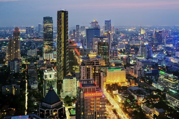 Wieczorne miasto Bangkok nie śpi