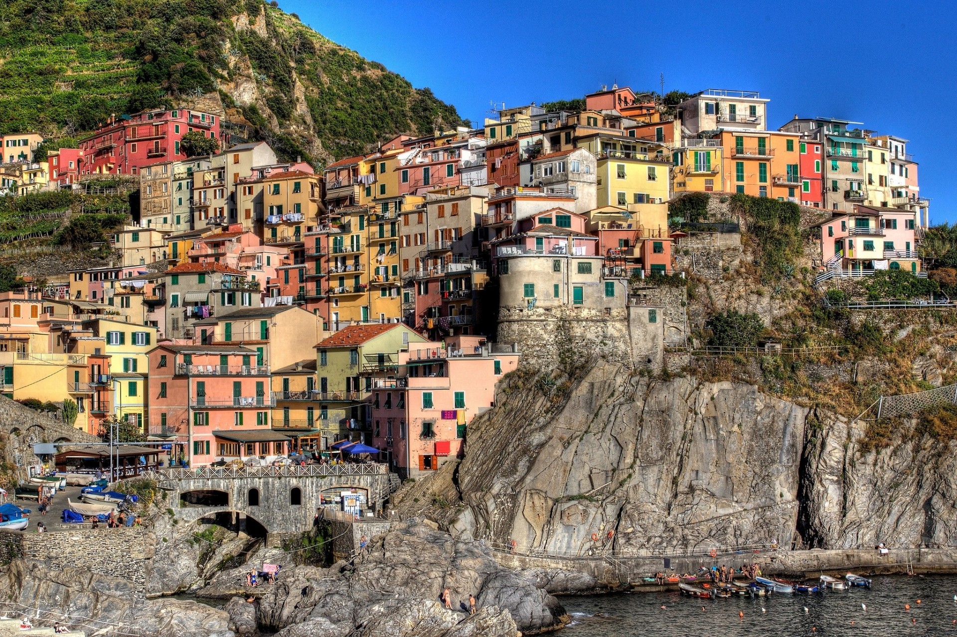 italie manarola bâtiment cinque terre roches maisons