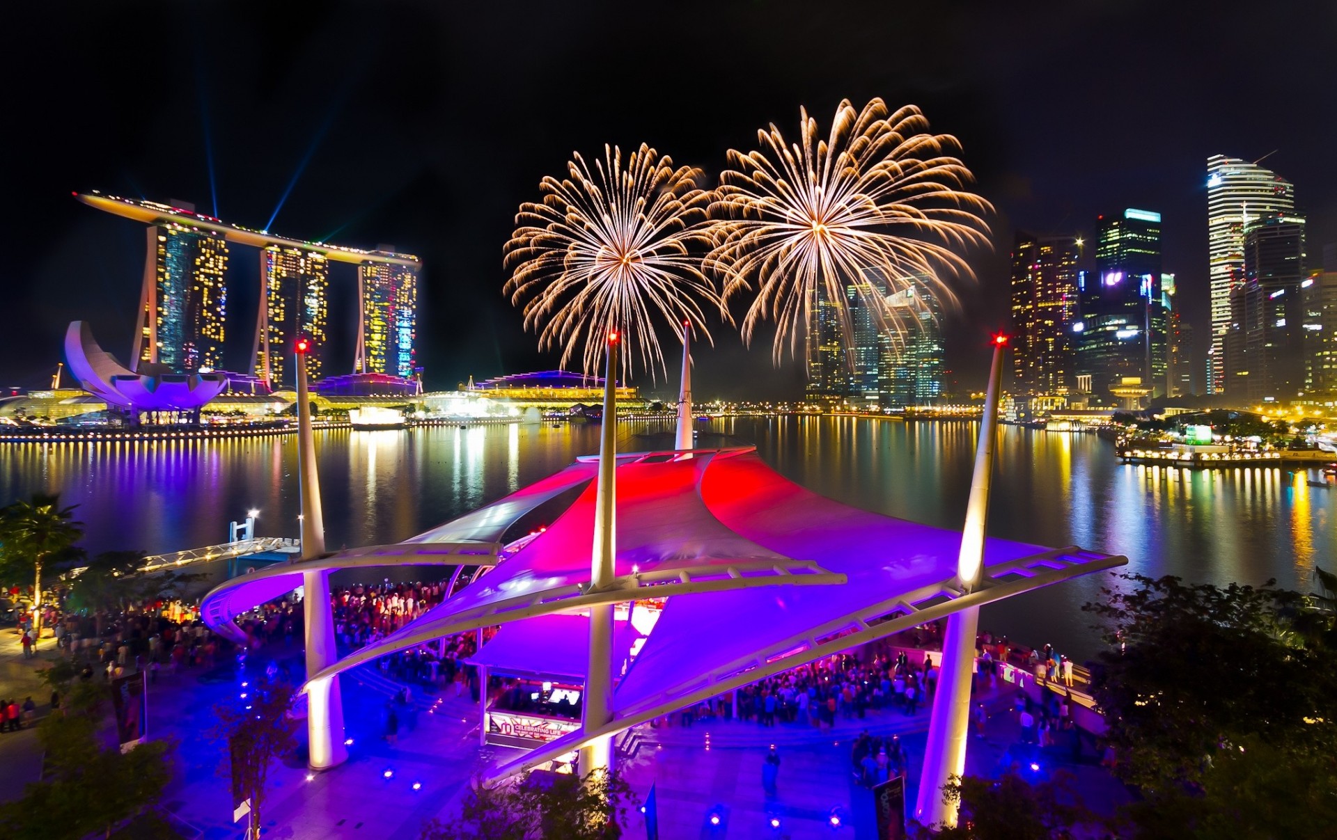 nacht feuerwerk wasser singapur marina bay sand