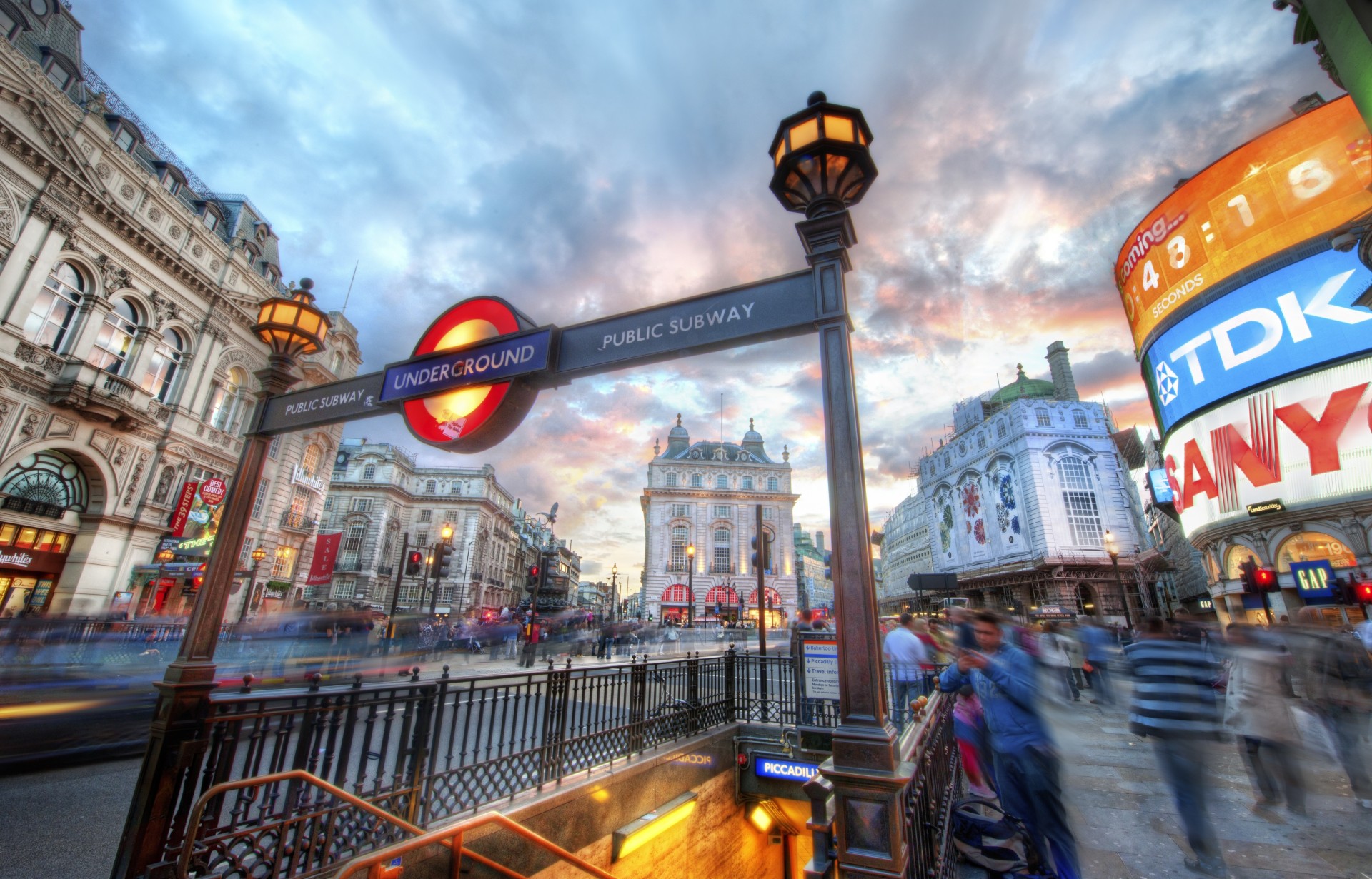 metropolitana vetrine strada case città londra auto segnaletica persone