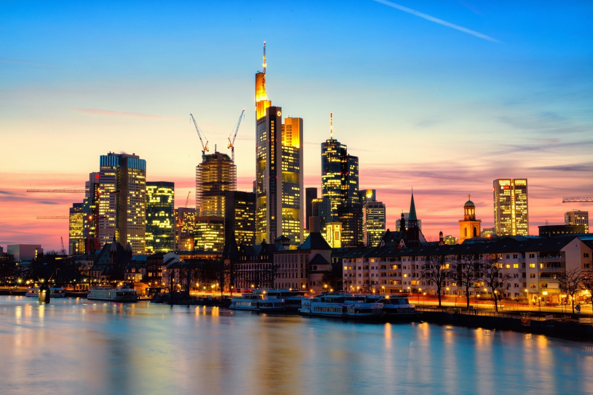 luces main río puesta de sol frankfurt am main árboles rascacielos ciudad noche alemania renovación casas