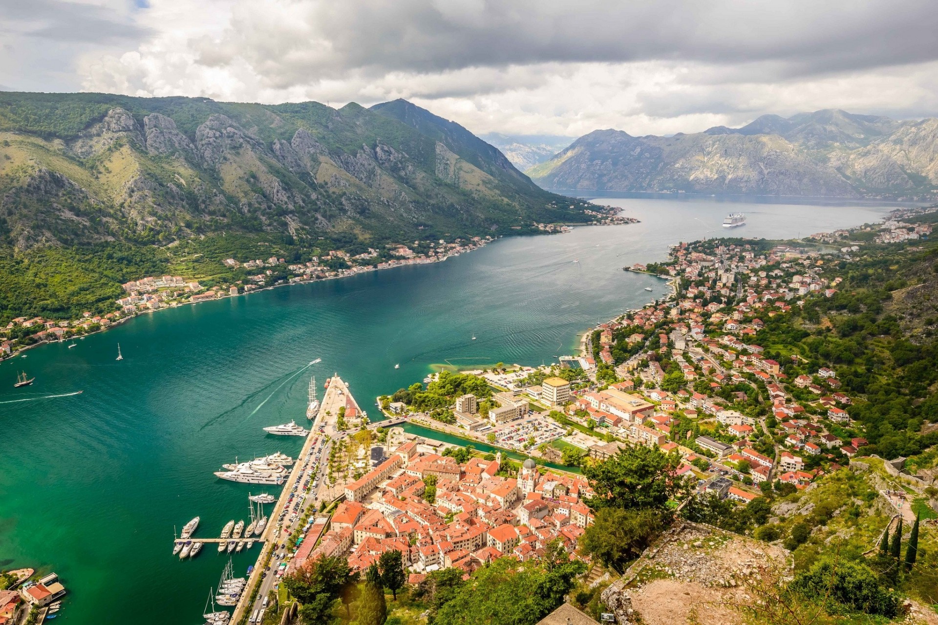 kotor montenegro bahía de kotor bahía de kotor panorama montañas cresta lovcen