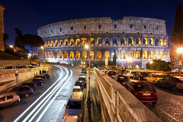 Rovine dell antico Colosseo di notte