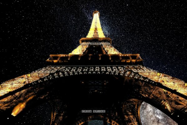 La tour Eiffel regarde dans le ciel