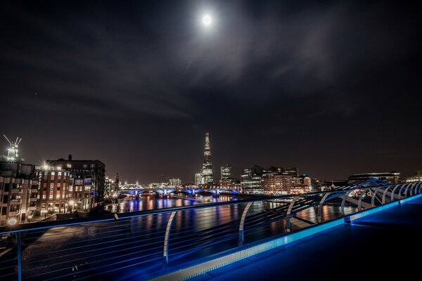 Ciudad de Londres en la noche en las luces