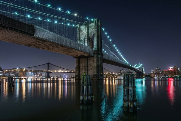 Brooklyn Bridge in der Nacht. Romantik