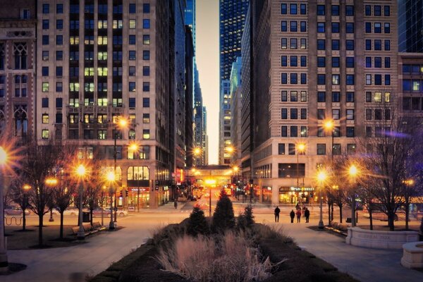 La ville du soir de Chicago à la lumière des lumières